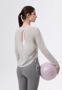 Detailansicht des Tropfen-Ausschnitts und Kordelzugs an einem transparenten Yoga-Top