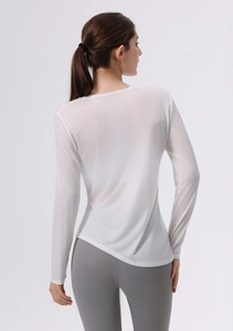 Vista posteriore del top da yoga bianco in Lyocell Tencel con tessuto traspirante e maniche