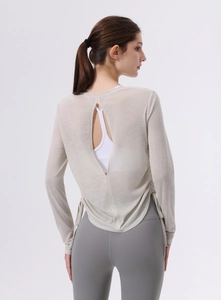 Detailansicht eines leichten Yoga-Überwurfes mit elegantem, offenem Rückendesign