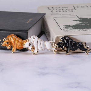 Retro bull brooches in three colors with gold alloy plating for men suit accessories
