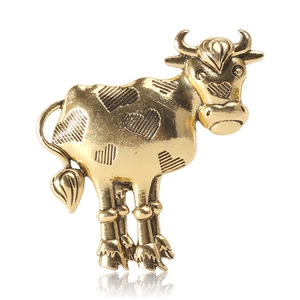 Vintage Alloy Cow Ox Brooch For Women Cute Heart Pattern Animal Pin Jewelry Retro Gold Silver Plated Distressed Clothing Accessory