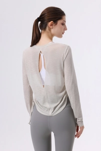 Detailansicht des atmungsaktiven Rückenausschnitts dieses transparenten Yoga-Shirts