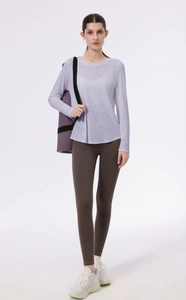 Vista frontale maglia sportiva jacquard lavanda maniche lunghe e pantaloni yoga