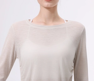 Nahaufnahme des leichten, transparenten Langarm-Yogashirts in Beige mit Netzstruktur