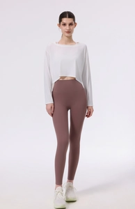 Detail von weißem, halbtransparentem Seiden-Yoga-Überwurf und rosa Leggings am Modell