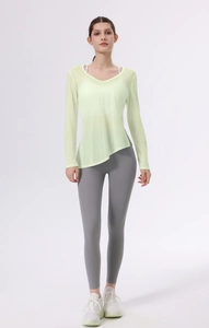 Dettaglio top yoga in cotone Lyocell verde chiaro con orlo irregolare e maniche lunghe
