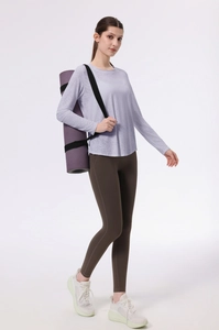 Dettaglio del top yoga jacquard viola chiaro con design posteriore in rete traspirante