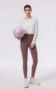 Detailansicht weißes Langarm-Yoga-Top aus Seide und hochtaillierte Fitness-Leggings
