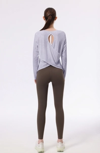 Dettaglio del design aperto sulla schiena e della trama jacquard della maglia da yoga