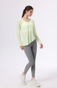 Top da yoga verde chiaro con scollo a V, orlo asimmetrico e leggings sportivi grigi