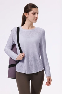 Dettaglio del top sportivo jacquard viola chiaro con tessuto a rete e orlo curvo