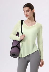 Dettaglio del top da yoga verde chiaro con scollo a V in tessuto Lyocell leggero