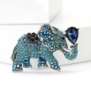 Dettaglio spilla a forma di elefante con strass blu e gemma a goccia incastonata