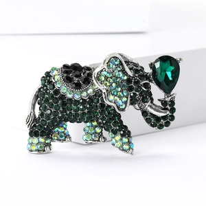 Dettaglio della spilla a elefante argento con strass verdi e cristallo a goccia grande