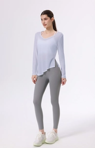Dettaglio del top da yoga in Lyocell con scollo a V, spacchi laterali e tessuto