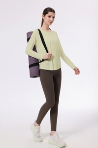 Dettaglio del top sportivo a maniche lunghe in jacquard traspirante verde-giallo