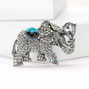 Dettaglio della spilla a elefante con strass scintillanti e accento di gemma a goccia