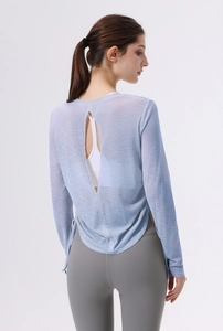 Detail eines hellblauen Yoga-Tops mit Tropfenausschnitt am Rücken und seitlichem Band