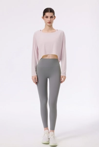 Detailansicht des rosa Yoga-Oberteils und der Leggings mit atmungsaktiver Seidentextur