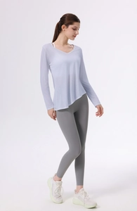 Dettaglio del top sportivo in Lyocell azzurro con leggings da yoga grigi a vita alta