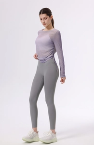 Detail eines transparenten Yoga-Oberteils mit seitlichem Kordelzug und Leggings