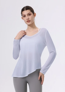 Dettaglio del top da yoga con scollo a V in Lyocell leggero e orlo asimmetrico sportivo