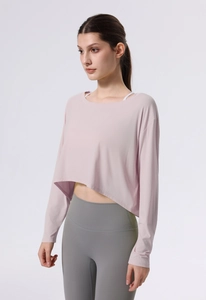 Detailansicht des rosa bauchfreien Yoga-Oberteils mit atmungsaktivem Seidenstoff