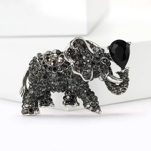 Dettaglio macro della spilla elefante con strass grigi e pietra nera a goccia