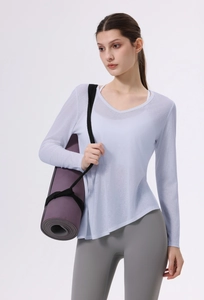 Dettaglio maglia da yoga azzurra in tessuto leggero e traspirante per fitness e sport