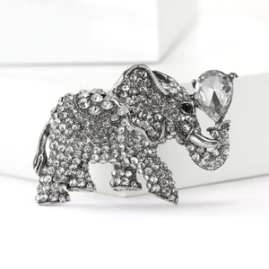 Primo piano dettagliato di una spilla a forma di elefante argento con strass scintillanti