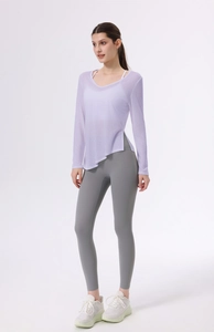 Dettaglio del top sportivo lilla in Lyocell a maniche lunghe con scollo a V e spacchi