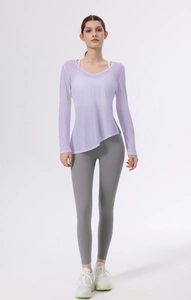 Dettaglio maglia yoga lavanda scollo a V con trama leggera in tessuto Lyocell morbido