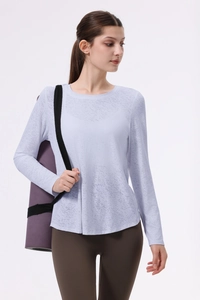 Dettaglio del top sportivo jacquard viola chiaro con trama burnout e vestibilità comoda