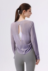 Detailansicht des atmungsaktiven Yoga-Shirts mit offenem Rücken in hellem Lila