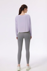 Rückansicht eines helllilafarbenen Yoga-Oberteils mit grauen High-Waist-Leggings