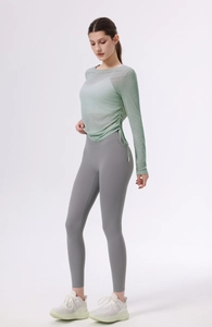 Detail des mintgrünen Mesh-Yoga-Tops mit verstellbaren Kordelzügen und atmungsaktivem Stoff