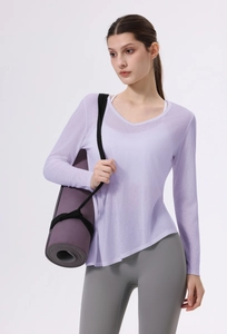 Dettaglio di maglia da yoga leggera con scollo a V in tessuto Lyocell traspirante lilla