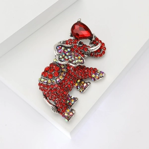 Spilla elefante scintillante con cristallo rosso e strass su base in metallo argento