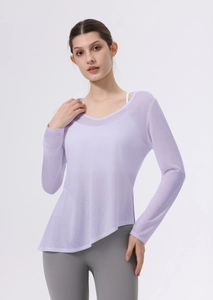 Dettaglio della maglia yoga lilla con orlo asimmetrico e tessuto leggero traspirante