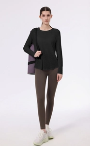 Dettaglio top sportivo jacquard a maniche lunghe con leggings yoga a compressione alta