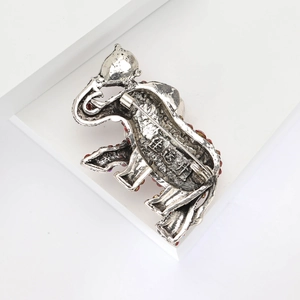 Dettaglio del retro della spilla a forma di elefante con chiusura a spilla e strass colorati