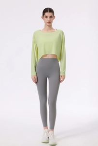 Detail des hellgrünen gerippten Yoga-Tops mit bauchfreiem Schnitt und Stretch-Material