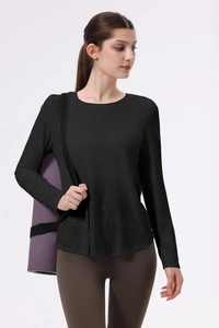 Dettaglio del top sportivo nero a maniche lunghe in jacquard con orlo arrotondato