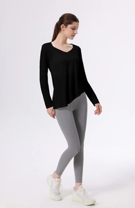 Top da yoga con scollo a V, orlo asimmetrico e leggings fitness grigi a vita alta