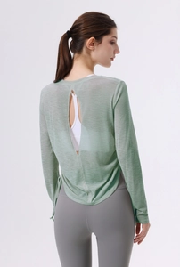 Rückansicht des hellgrünen, transparenten Yoga-Überziehers mit modischem Cut-Out-Design