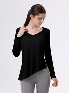Dettaglio top sportivo nero con scollo a V, orlo asimmetrico e tessuto in Lyocell