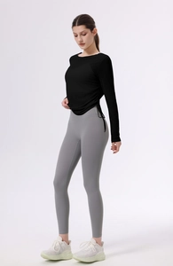 Detail eines schmalen Langarm-Yoga-Tops mit seitlichem Kordelzug und High-Waist-Leggings