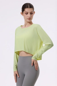 Detail des hellgrünen, atmungsaktiven Langarm-Yogashirts mit leichter Netzstoffstruktur