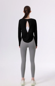Detail der Damen-Rückansicht mit schwarzem rückenfreiem Top und Yoga-Leggings-Set