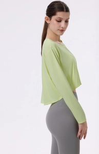 Detail-Seitenansicht des lindgrünen, locker sitzenden Yoga-Crop-Tops für Damen